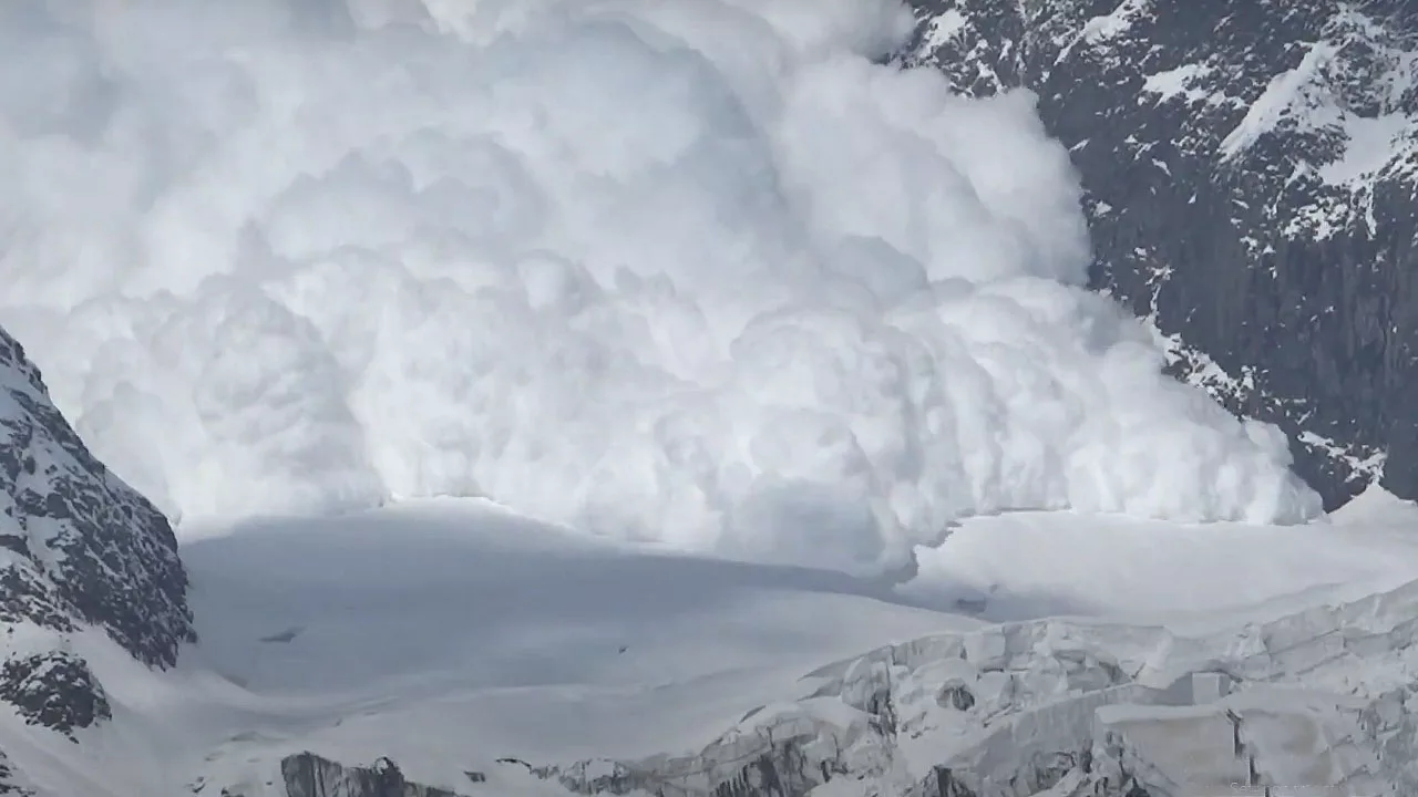 avalanche in Indian Himalayas 