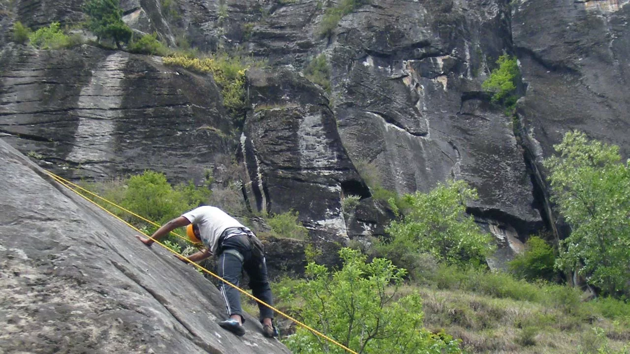 rock slab climbing in Aleo Manali