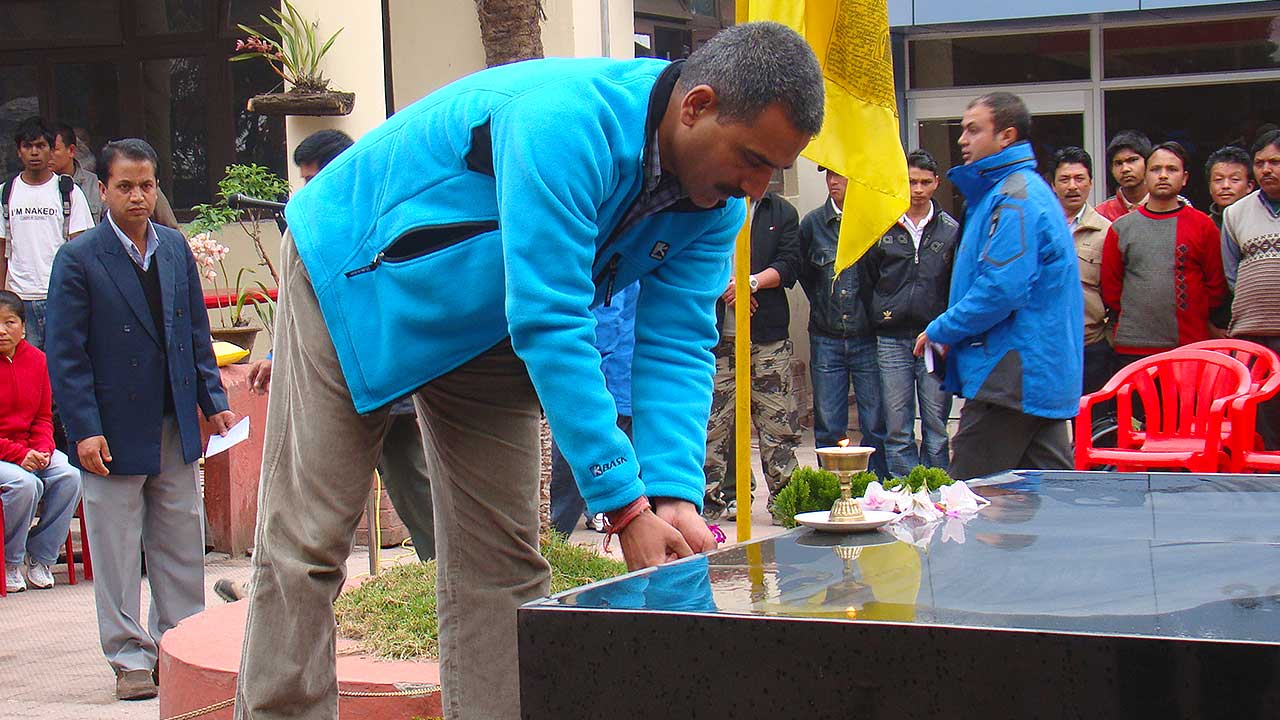 Col Neeraj Rana pays reverence to Tenzing Norgay's grave at HMI