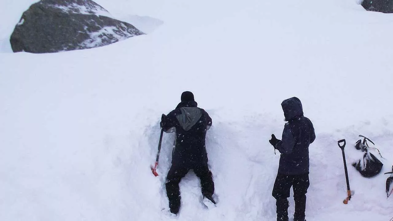 Trainees assessing snow and avalanche conditions