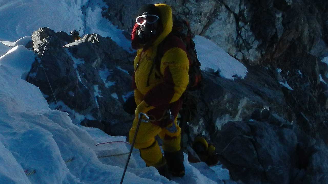 Mountaineer clipped the rope to climb Everest